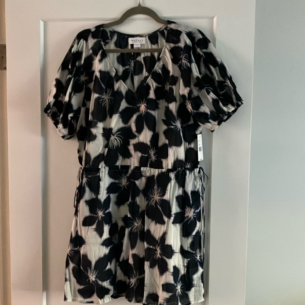 Velvet by Graham & Spencer Floral Navy and White Short Dress